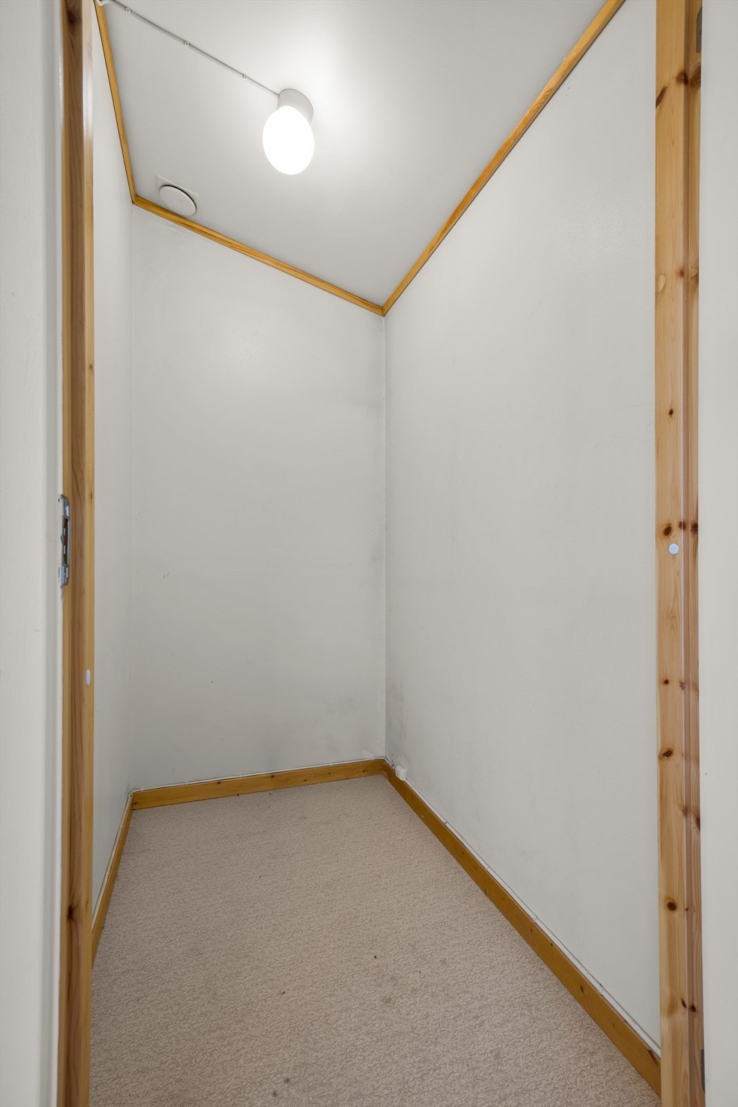 I tillegg til boden i underetasjen, har boligen en bod i første etasje for ekstra lagring. Galleribilde