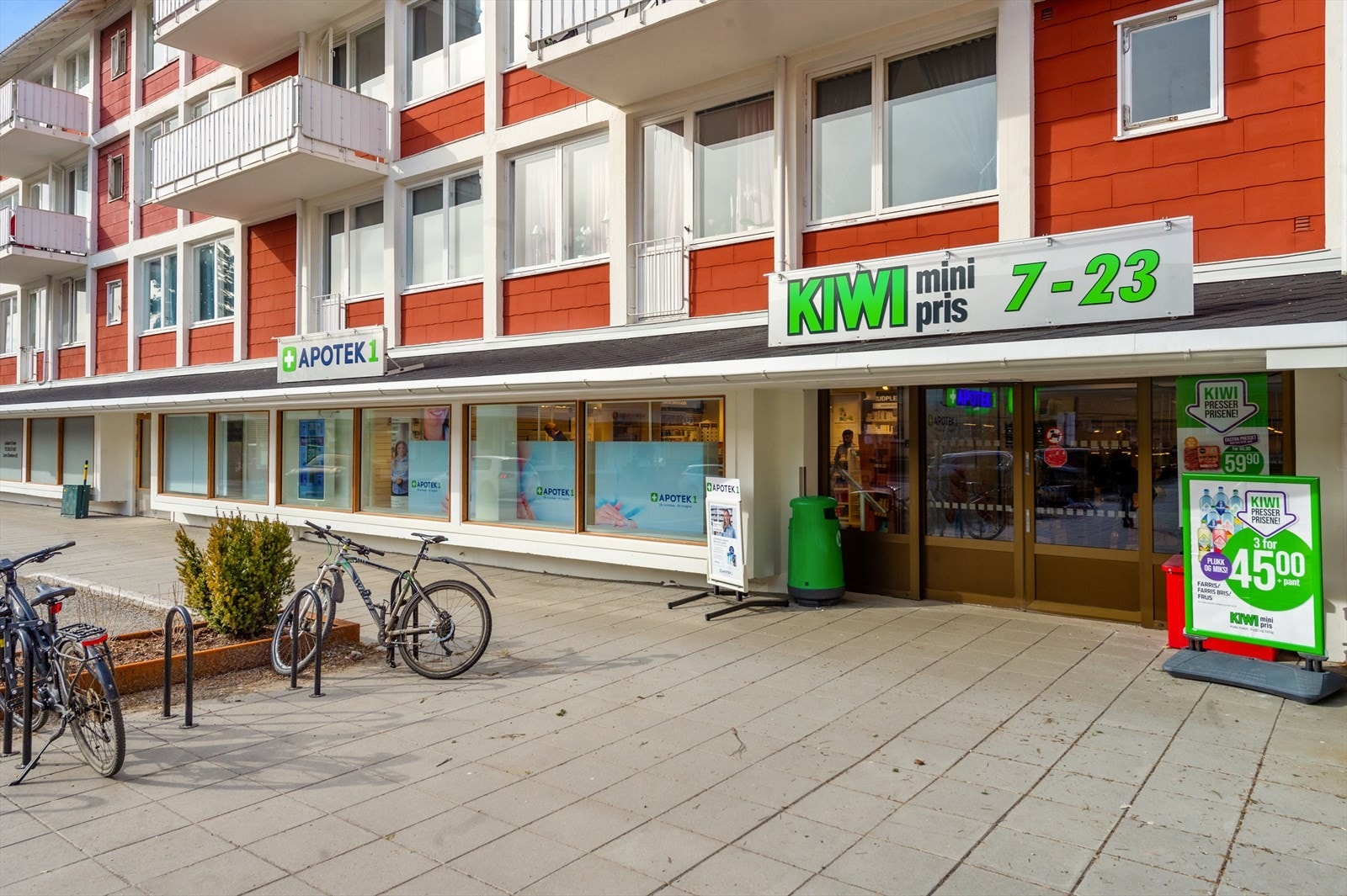 Den daglige handelen kan gjøres på Kiwi og Apotek 1 ved Linderud Senter, kun 10 minutters gange unna. Galleribilde