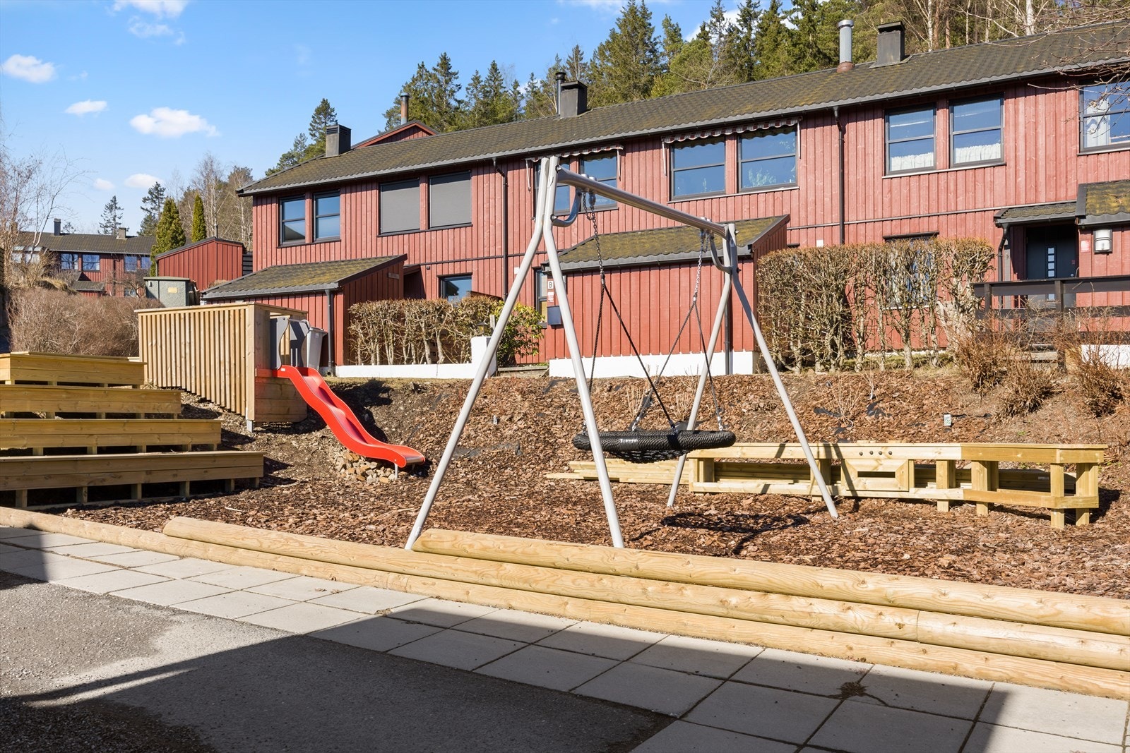Borettslaget har fine fellesområder med blant annet lekeplass for de minste. Galleribilde