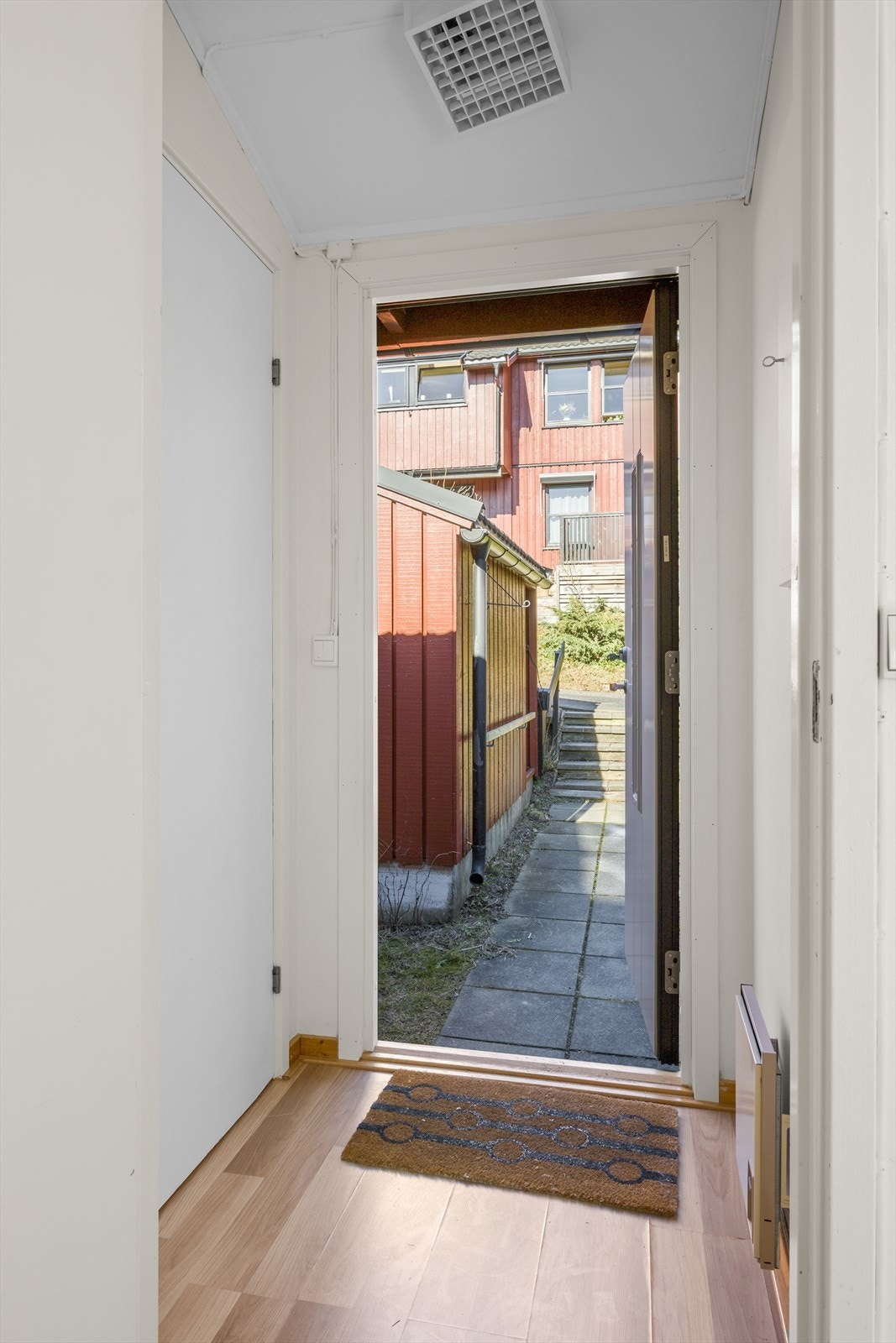 Entréen ønsker velkommen inn i boligens første etasje. Galleribilde