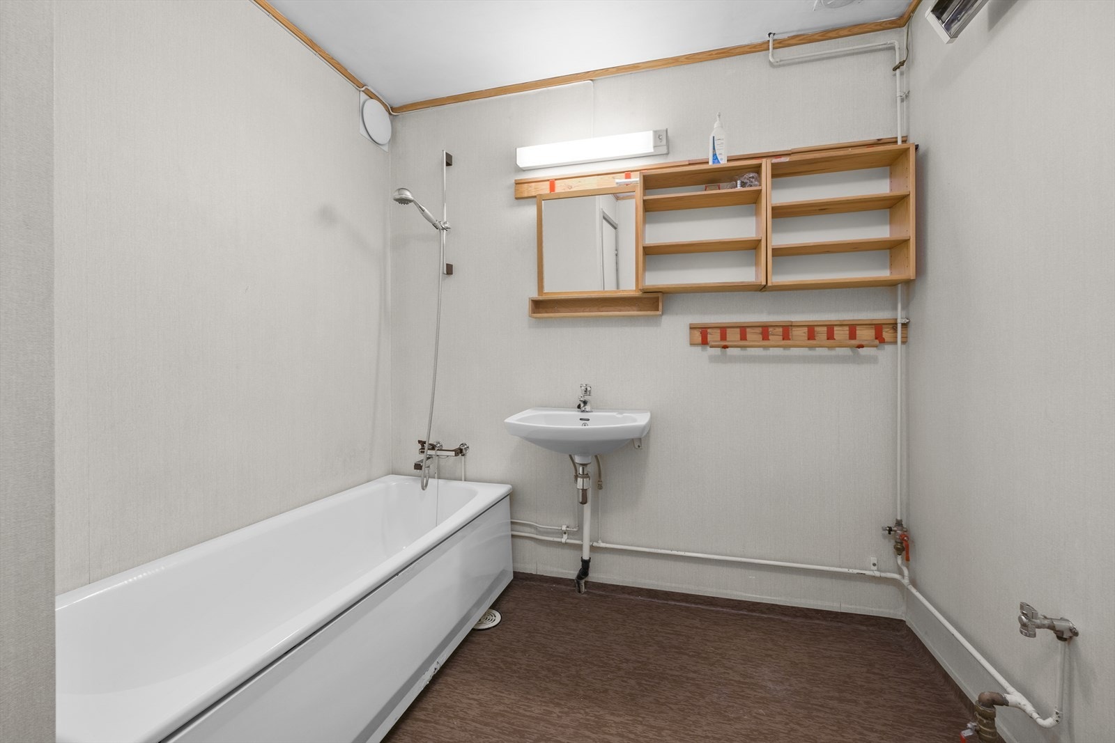 Badet har naturlig oppdriftsventilasjon med luftespalte under døren. Galleribilde