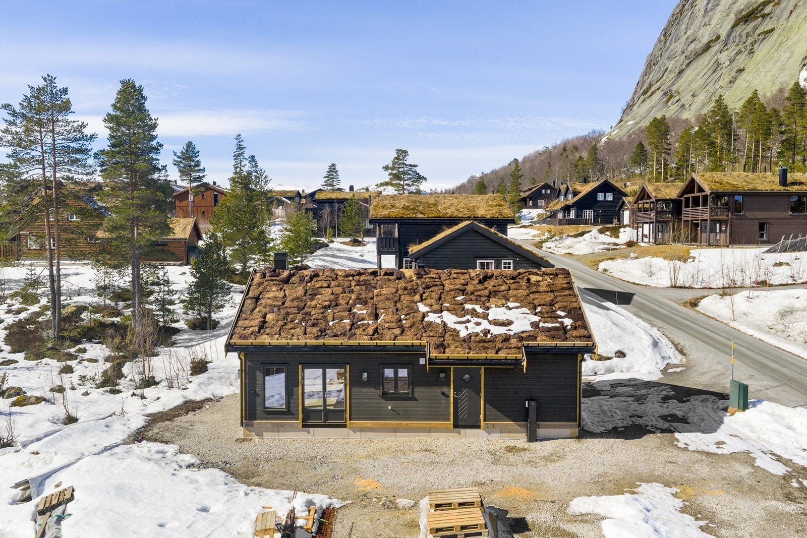 Inngangsparti og utgangen fra stue. Gode parkeringsmuligheter. Galleribilde