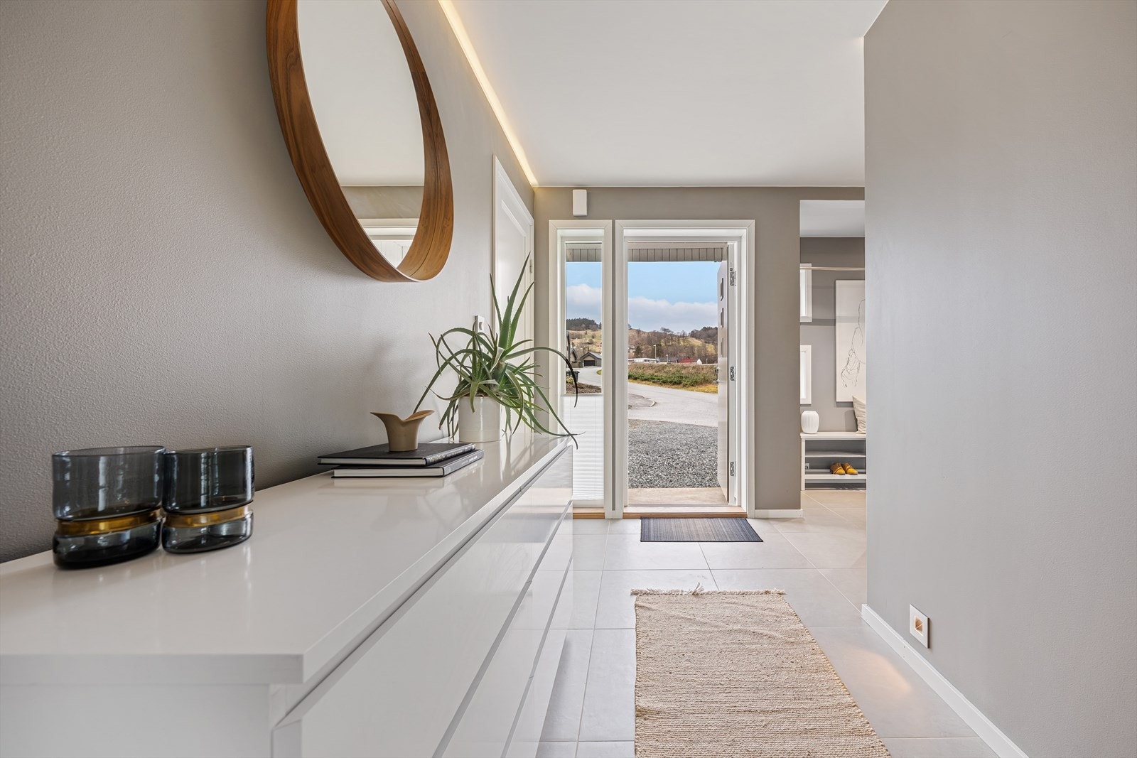 Velkommen inn! Boligens entré er flislagt og har gode muligheter til plass hvor man kan henge fra seg yttertøyet samt ha annet møblement Galleribilde