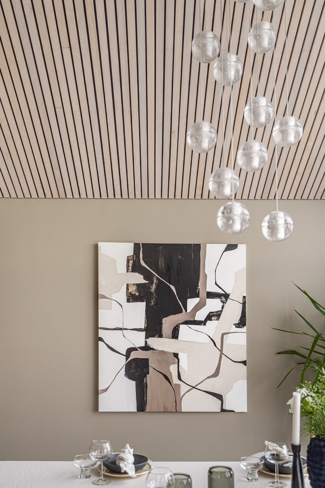 Huset byr på flere lekre detaljer som eikestavene her, i taket over spisebordet Galleribilde