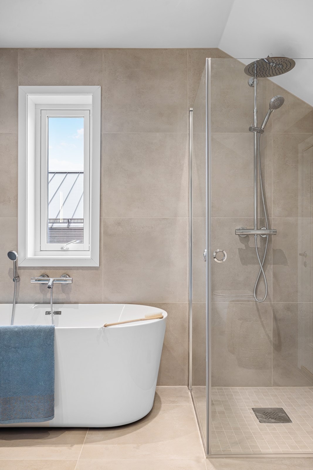 Badet har varmekabler i gulv og er videre utstyrt med badekar og dusj Galleribilde