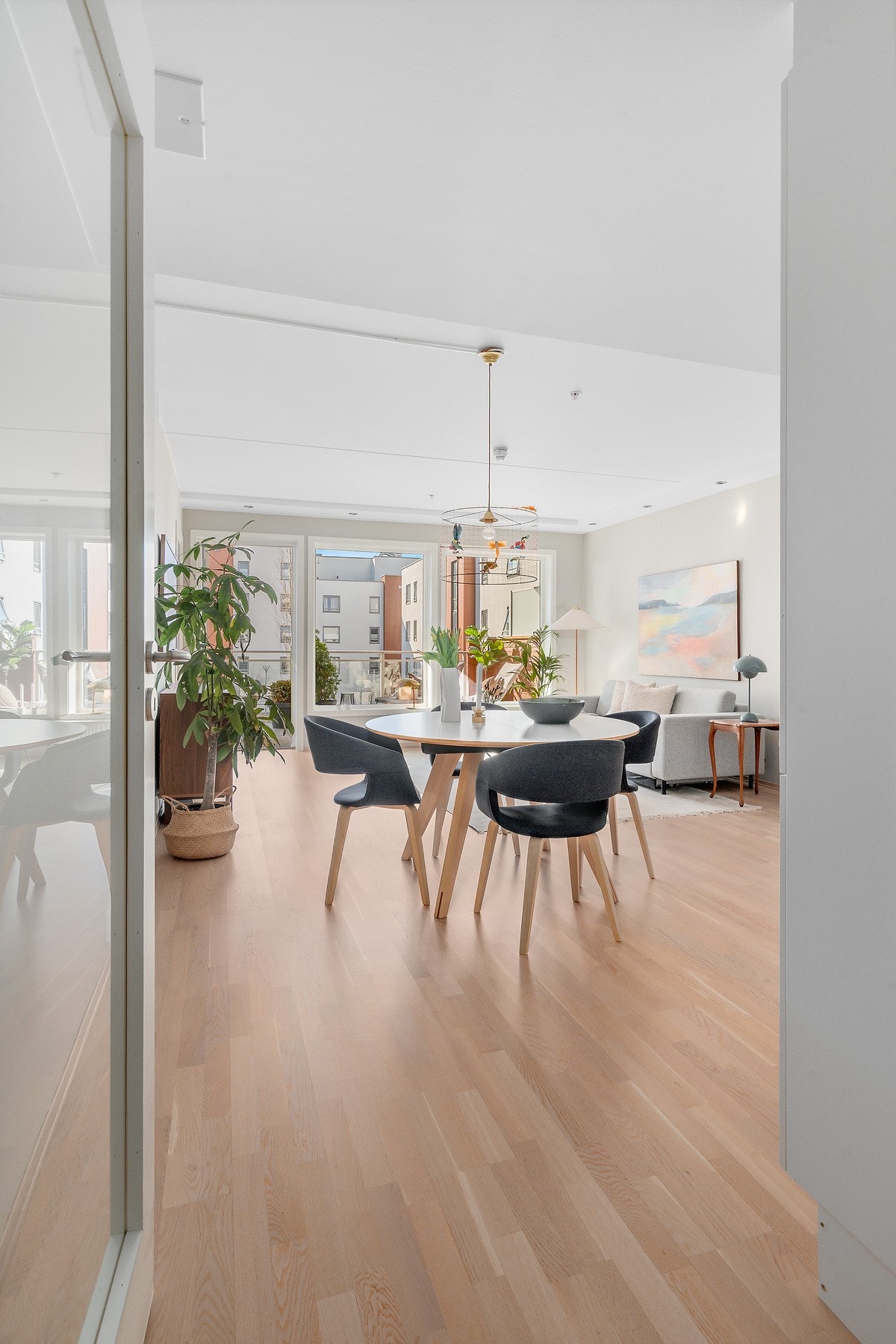Vi beveger oss inn til leilighetens oppholdsrom Galleribilde