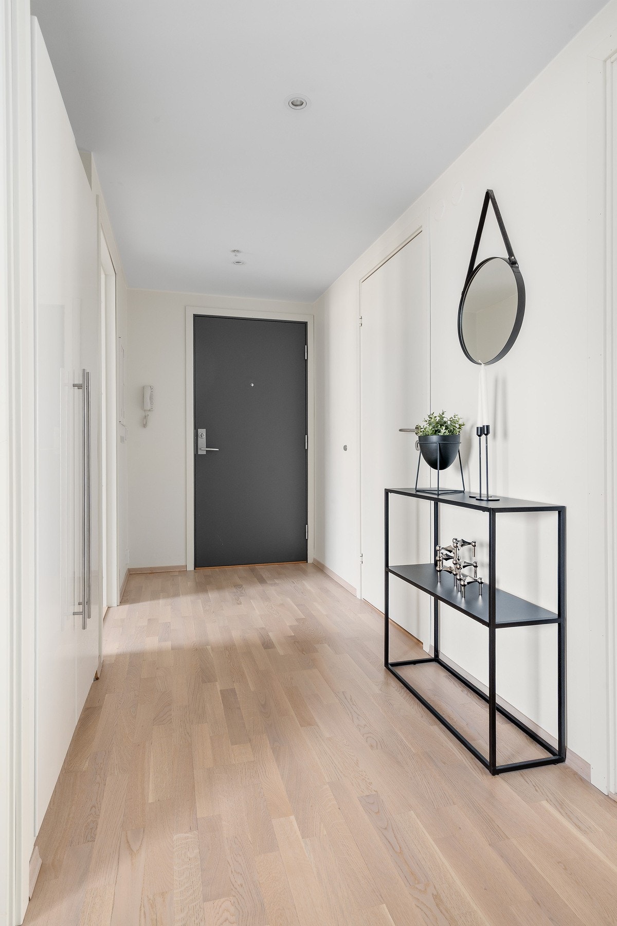 Leiligheten har en lys og innbydende entré med god plass til oppbevaring av yttertøy og sko Galleribilde