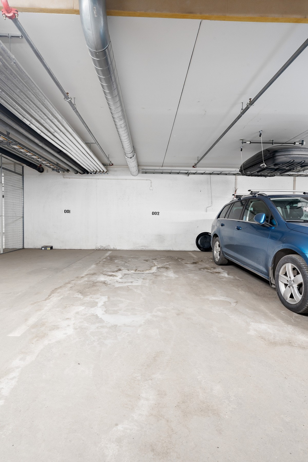 Leiligheten disponerer en biloppstillingsplass merket 002 ved felles parkeringskjeller Galleribilde