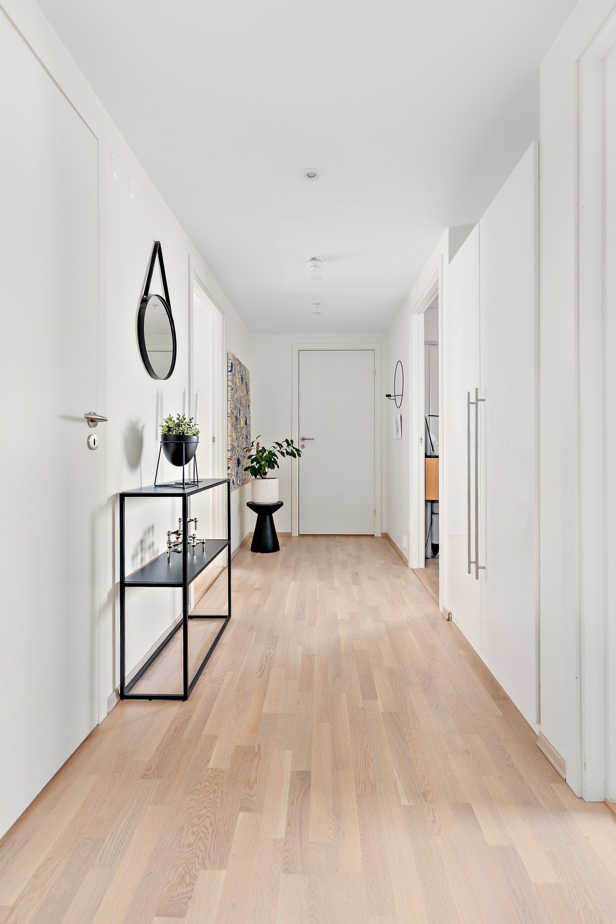 Leiligheten har gjennomgående lyse overflater, med parkett på gulv og slette, malte flater på vegg og himling Galleribilde