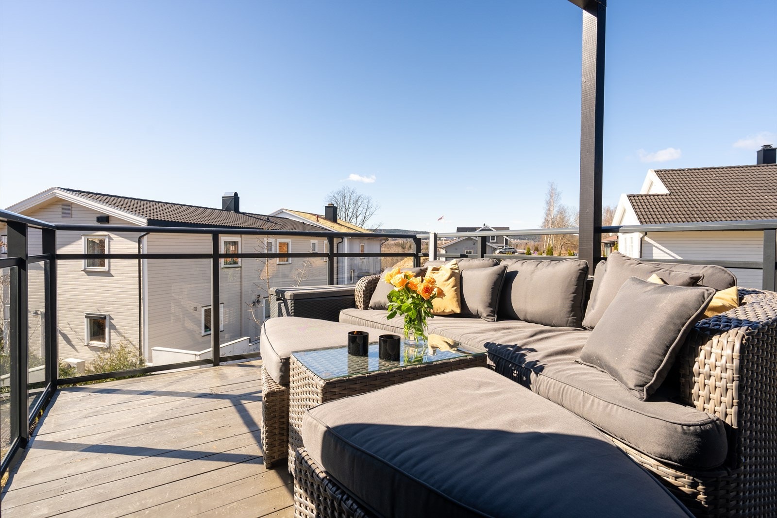 I forlengelse av stuen finner vi en dels overbygd veranda som måler ca. 9 kvm og har en uttrekkbar skjermvegg. Galleribilde