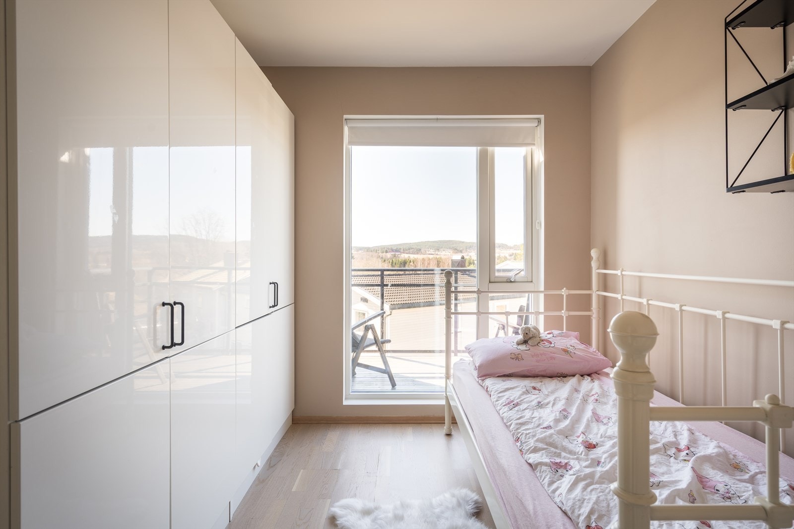 Her er det innredet med et stort garderobeskap i hvit utførelse. Galleribilde