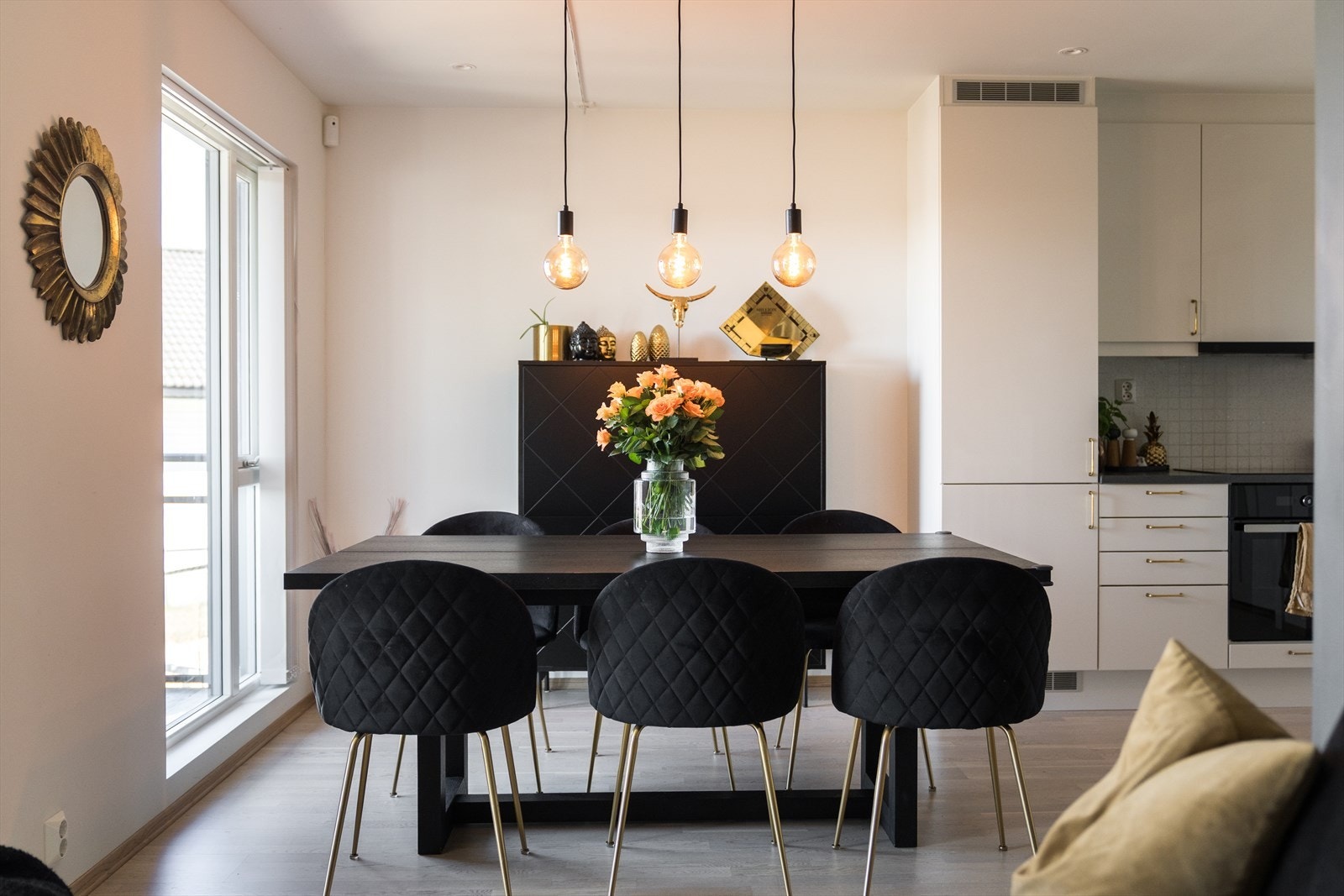 Stuen er naturlig inndelt i ulike soner, og nærmest kjøkkenet samles familien for hyggelige måltider rundt et langbord. Galleribilde