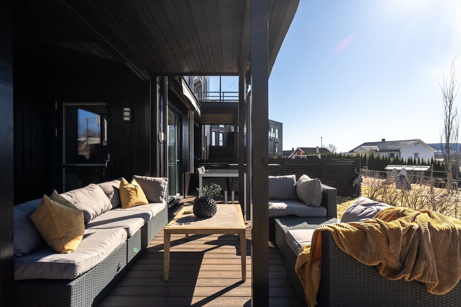 Det er videre adkomst til hagen, og terrassen har belysning, utestikk og to markiser for ekstra komfort. Galleribilde