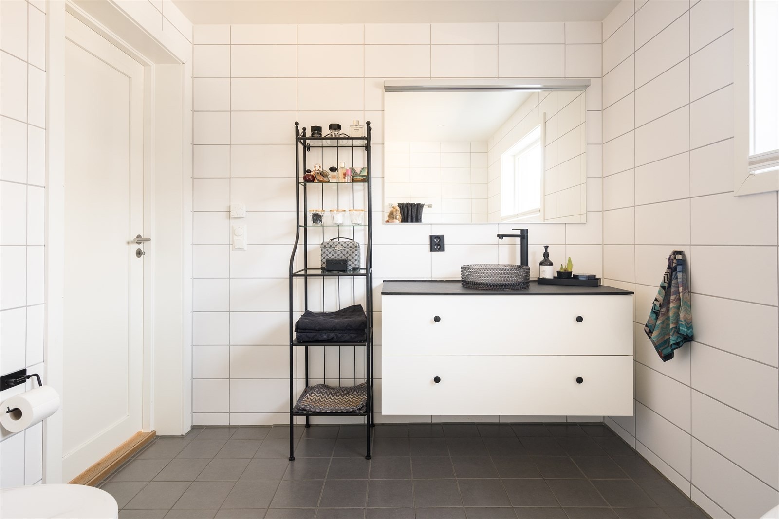 Badet i andre etasje er i samme stil som det i underetasjen, med unntak av en sort benkeplate og en toppmontert servantskål. Galleribilde