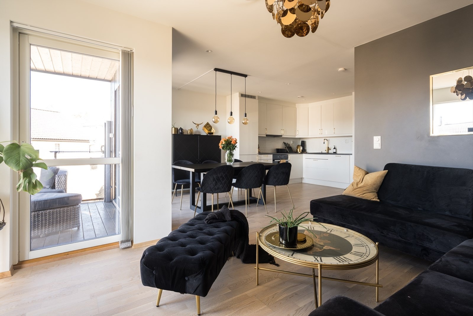 Sammen med kjøkkenet utgjør stuen et åpent, luftig og sosialt oppholdsrom, der store vinduer i to retninger slipper inn godt med naturlig lys. Galleribilde