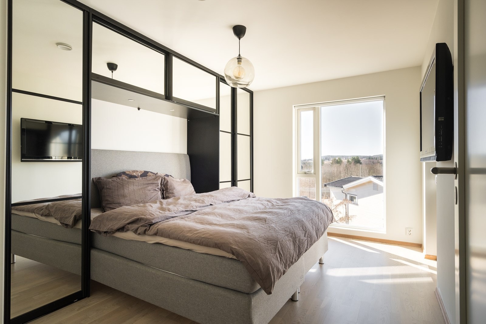 Lyset strømmer inn på hovedsoverommet, og her våkner man til strålende utsikt over nærområdet. Galleribilde