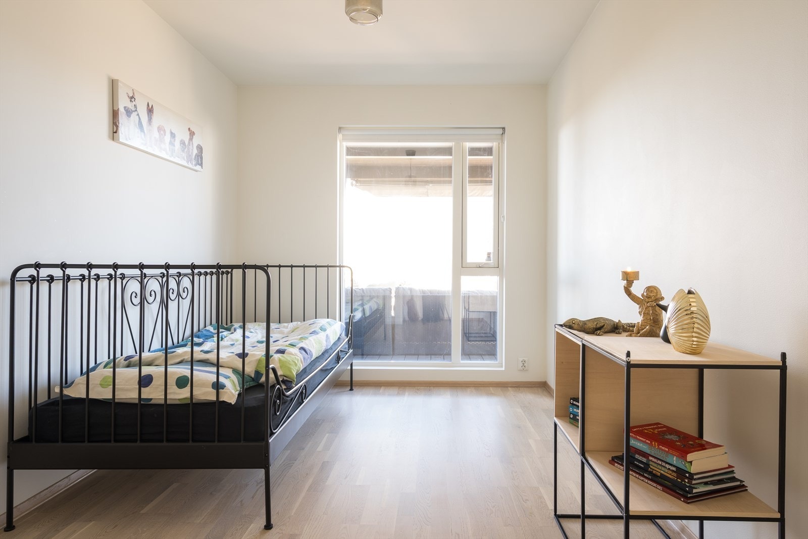 Boligen har fire pene soverom, fordelt med ett i underetasjen og tre sammen i 2. etasje. Galleribilde