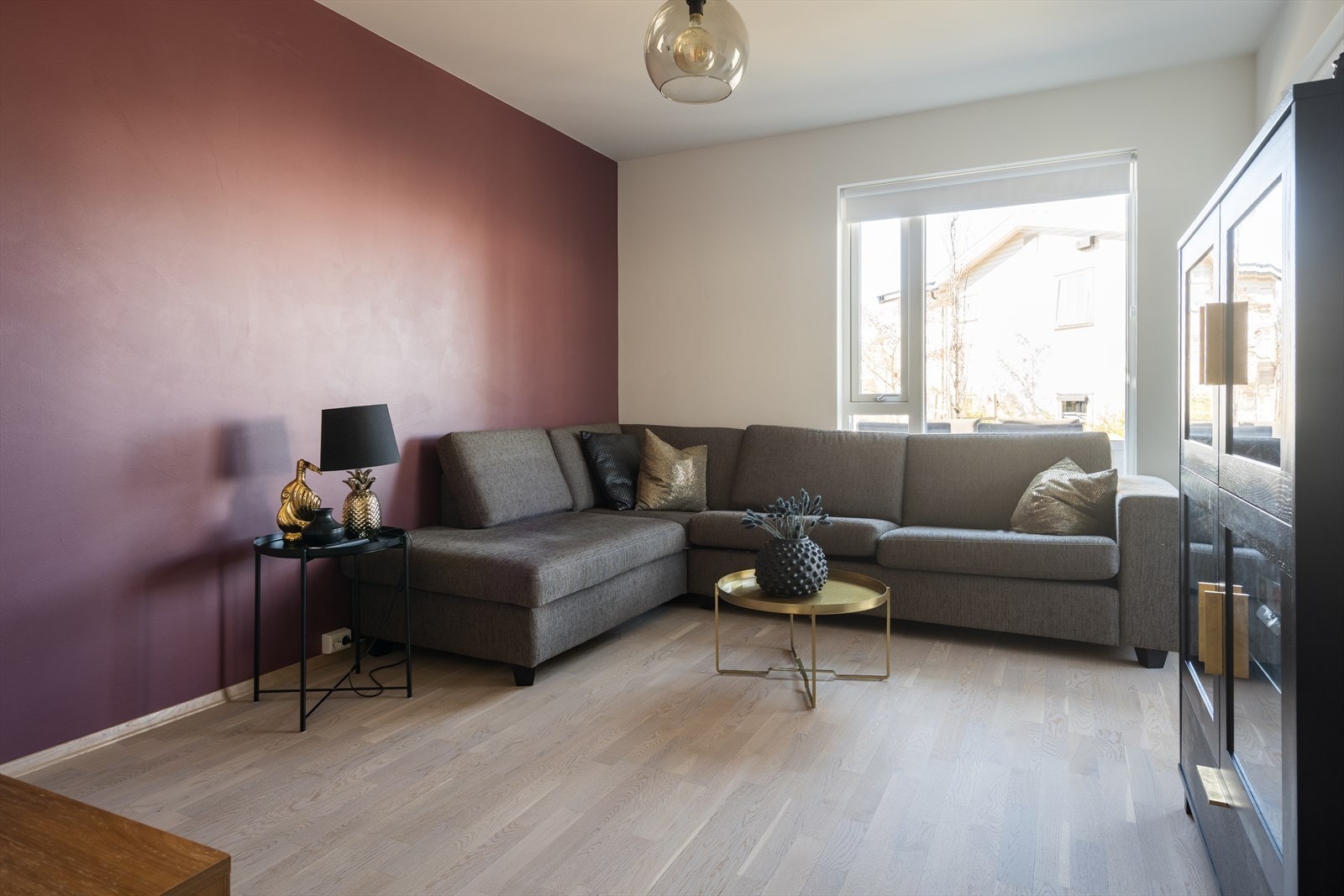 I underetasjen har boligen en kjærkommen stue for familien, et ekstra oppholdsrom til lek, vennebesøk og avslapning. Galleribilde