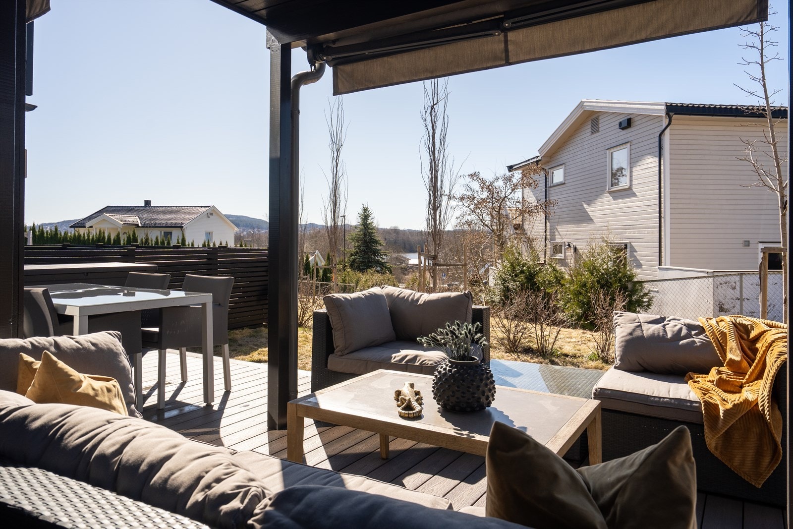 Terrassen er utført i fiberon - et vedlikeholdsfritt kompositt-terrassebord. Galleribilde