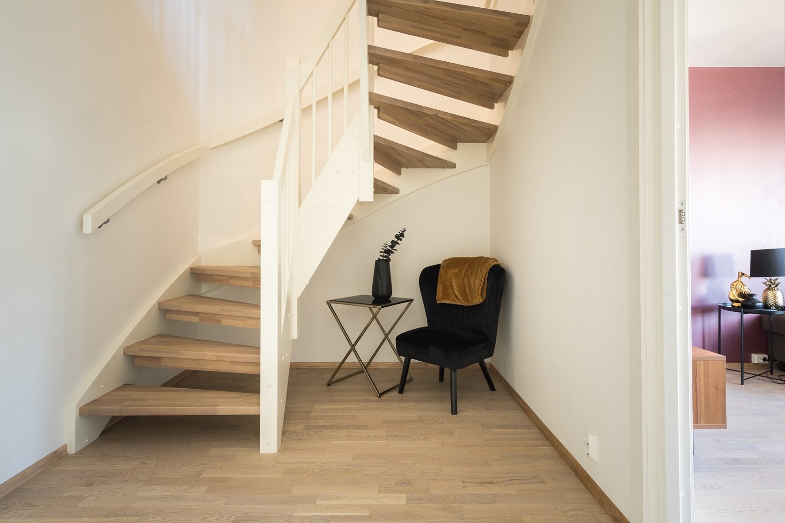 I underetasjen finner vi stue, soverom, bad og en praktisk innvendig bod. Galleribilde