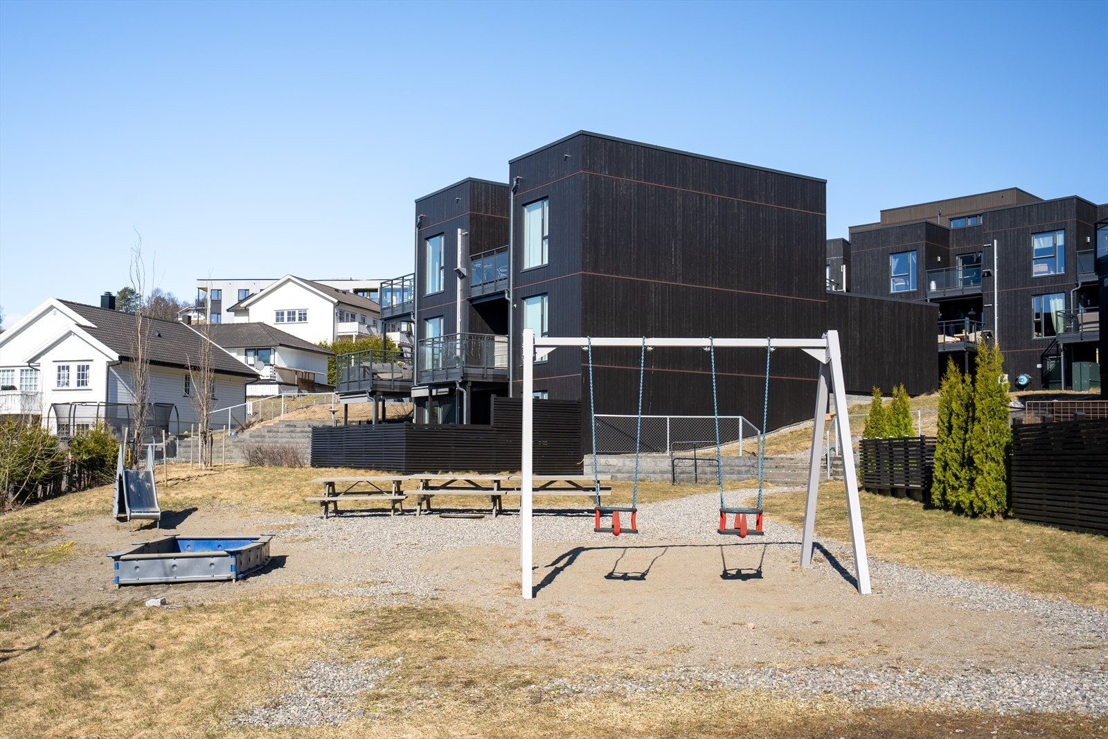 Sameiet har et hyggelig fellesområde med grøntarealer, sittegrupper og lekeapparater til glede for de minste. Galleribilde