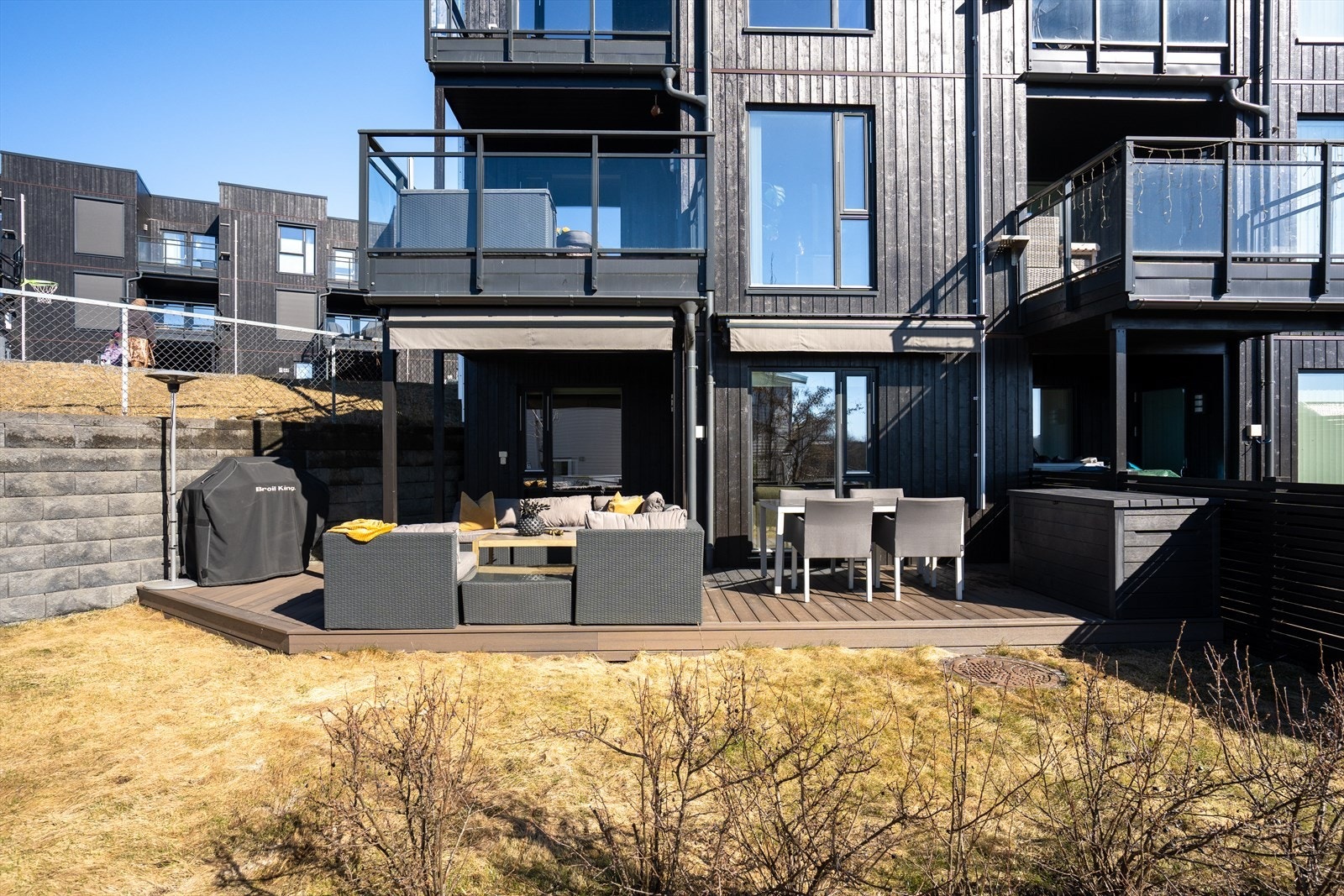 Fra stuen i underetasjen tar man seg ut til en delvis overbygget terrasse på ca. 24 kvm. Galleribilde