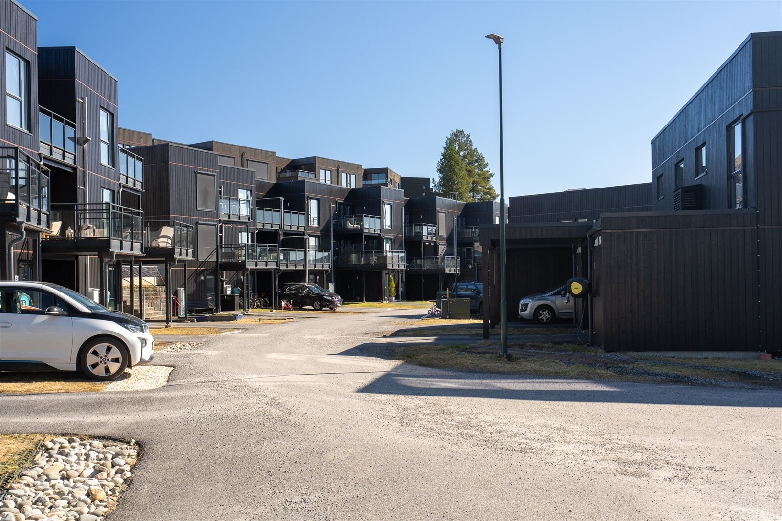 Boligen har en god intern beliggenhet, helt innerst i en blindvei. Galleribilde