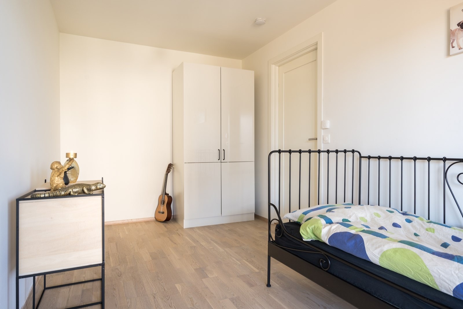 Soverommet i undertasjen er holdt i lyse toner. Galleribilde