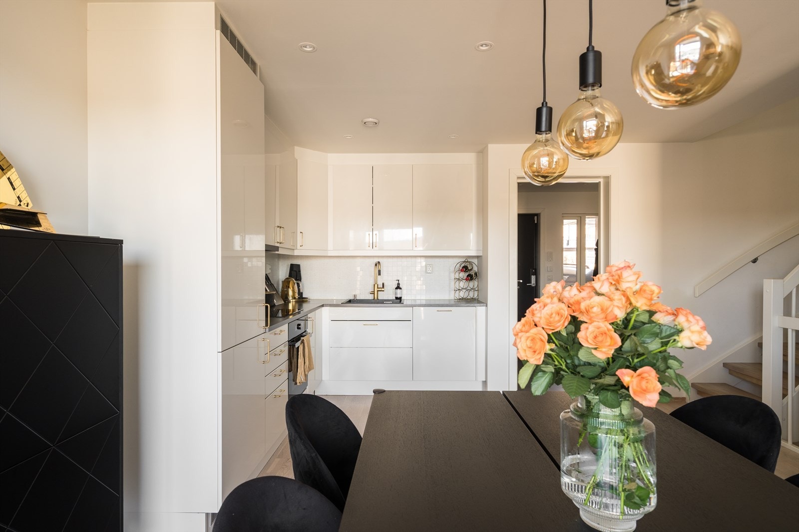 Kjøkkenet er stilrent og moderne, oppført i en funksjonell L-form med god arbeidsflyt og skapplass. Galleribilde