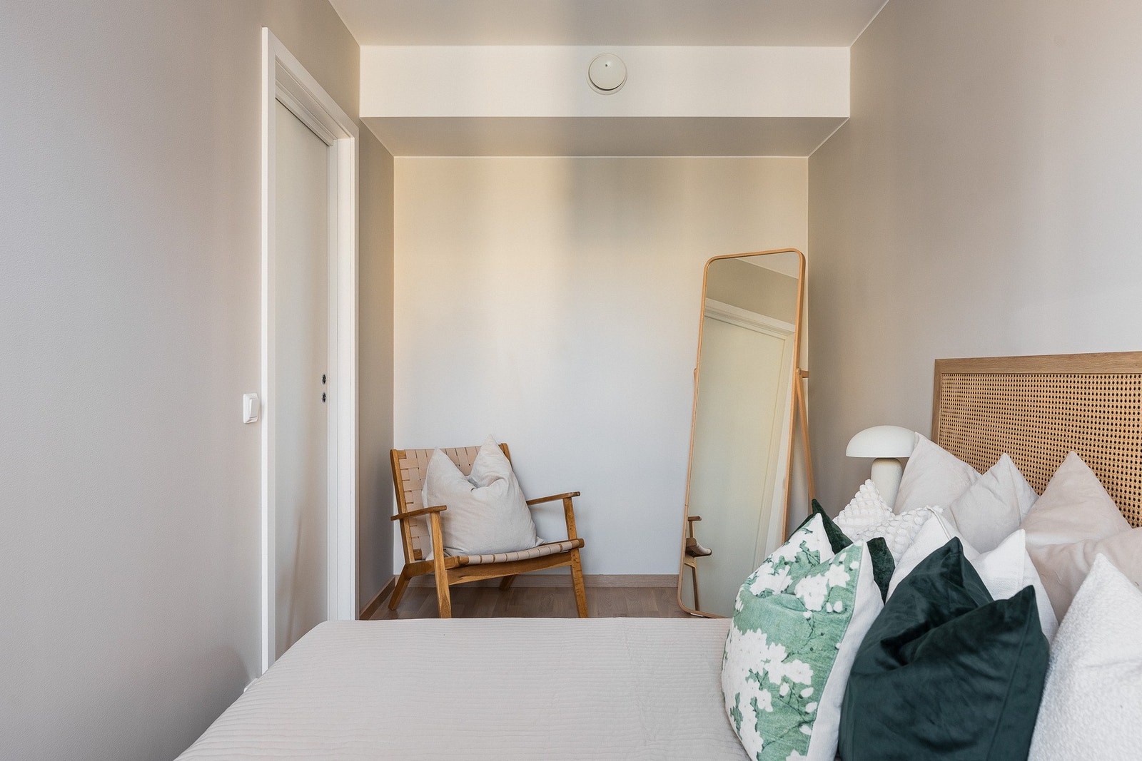 Hovedsoverommet har, som resten av leiligheten, én-stavs eikeparkett på gulvet. Galleribilde
