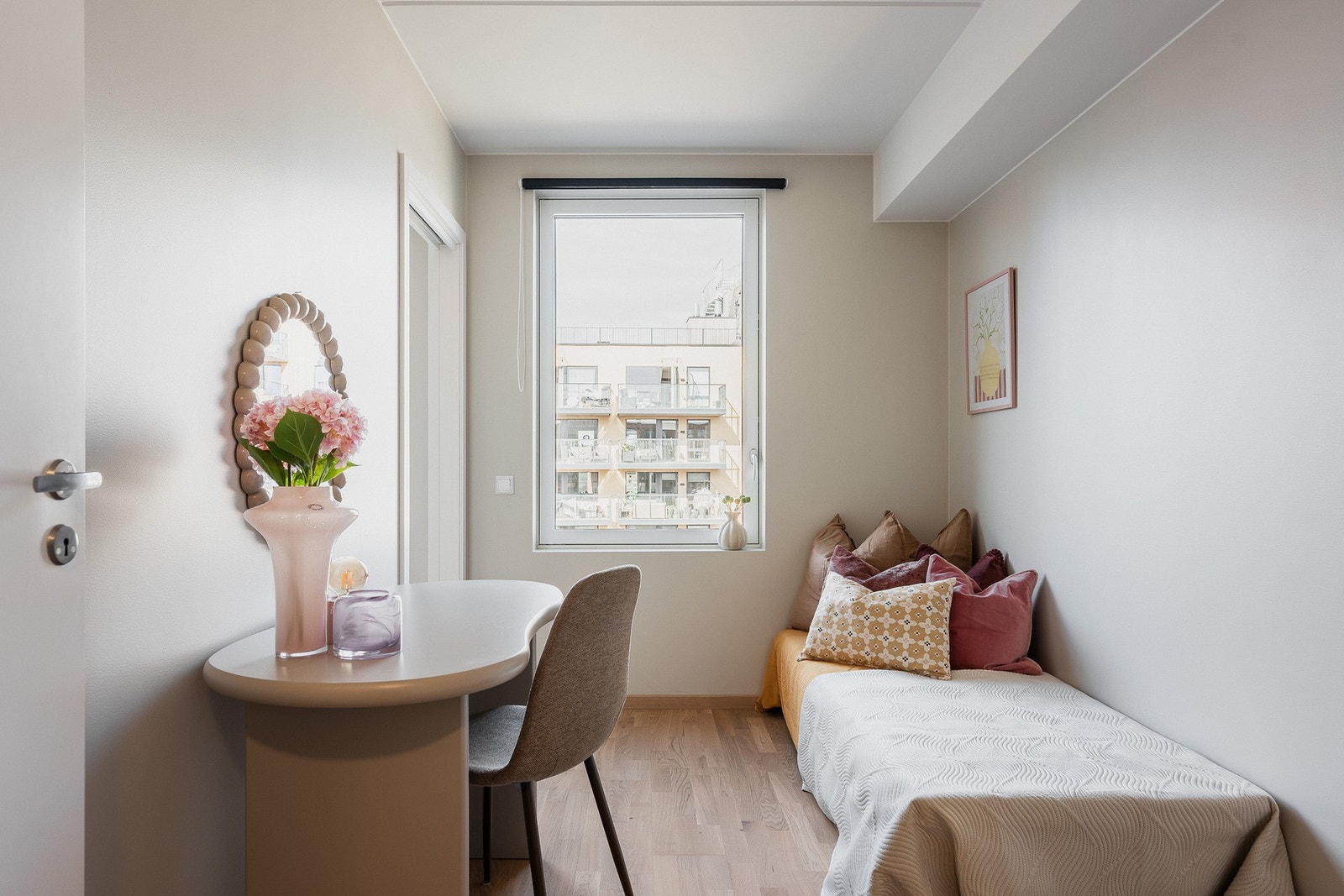Rommet har malte gipsplater på veggene og plass til seng og skrivepult. Galleribilde