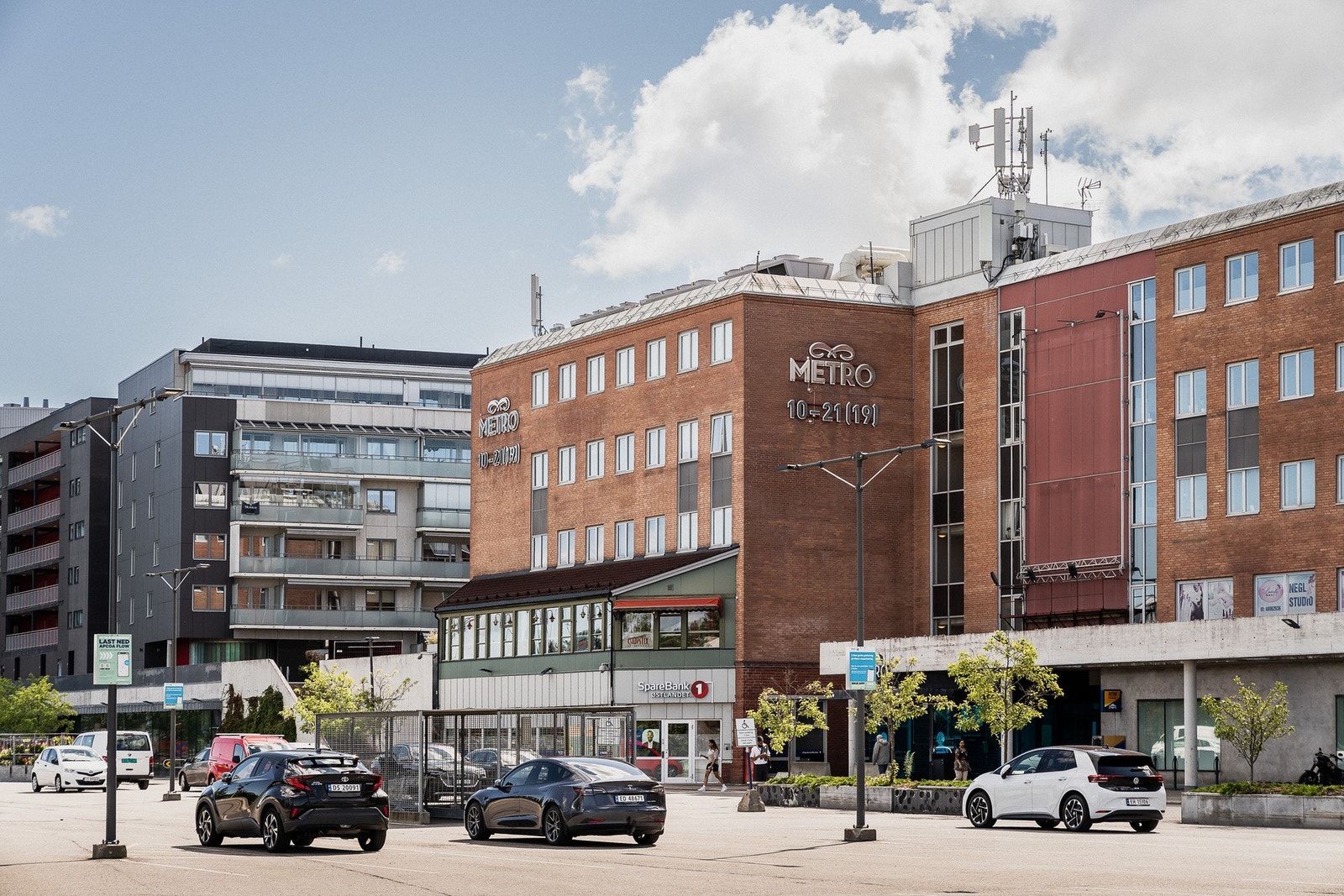 Området har et meget godt kollektivtilbud. Nærmeste bussholdeplass er kun ett minutt unna. Galleribilde