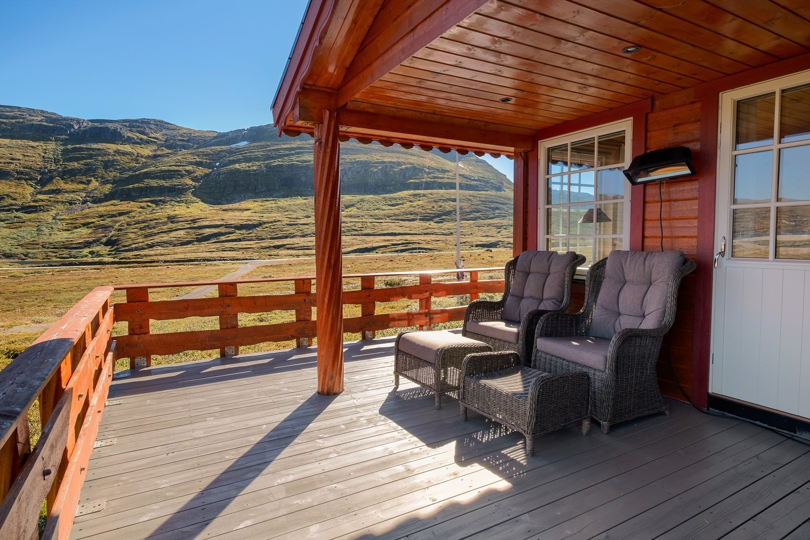 Veranda med fantastisk utsikt. Verandaen går rundt hytta på framsida. Galleribilde