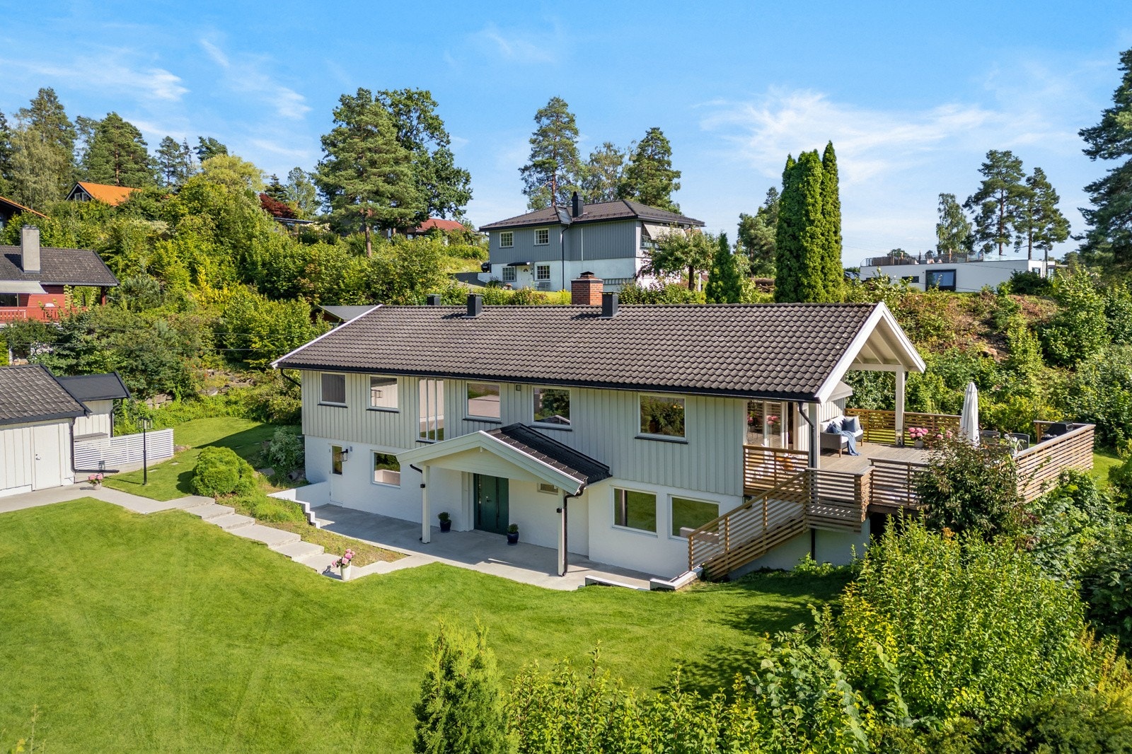 En særdeles lekker, velholdt og moderne familiebolig med innholdsrik planløsning Galleribilde