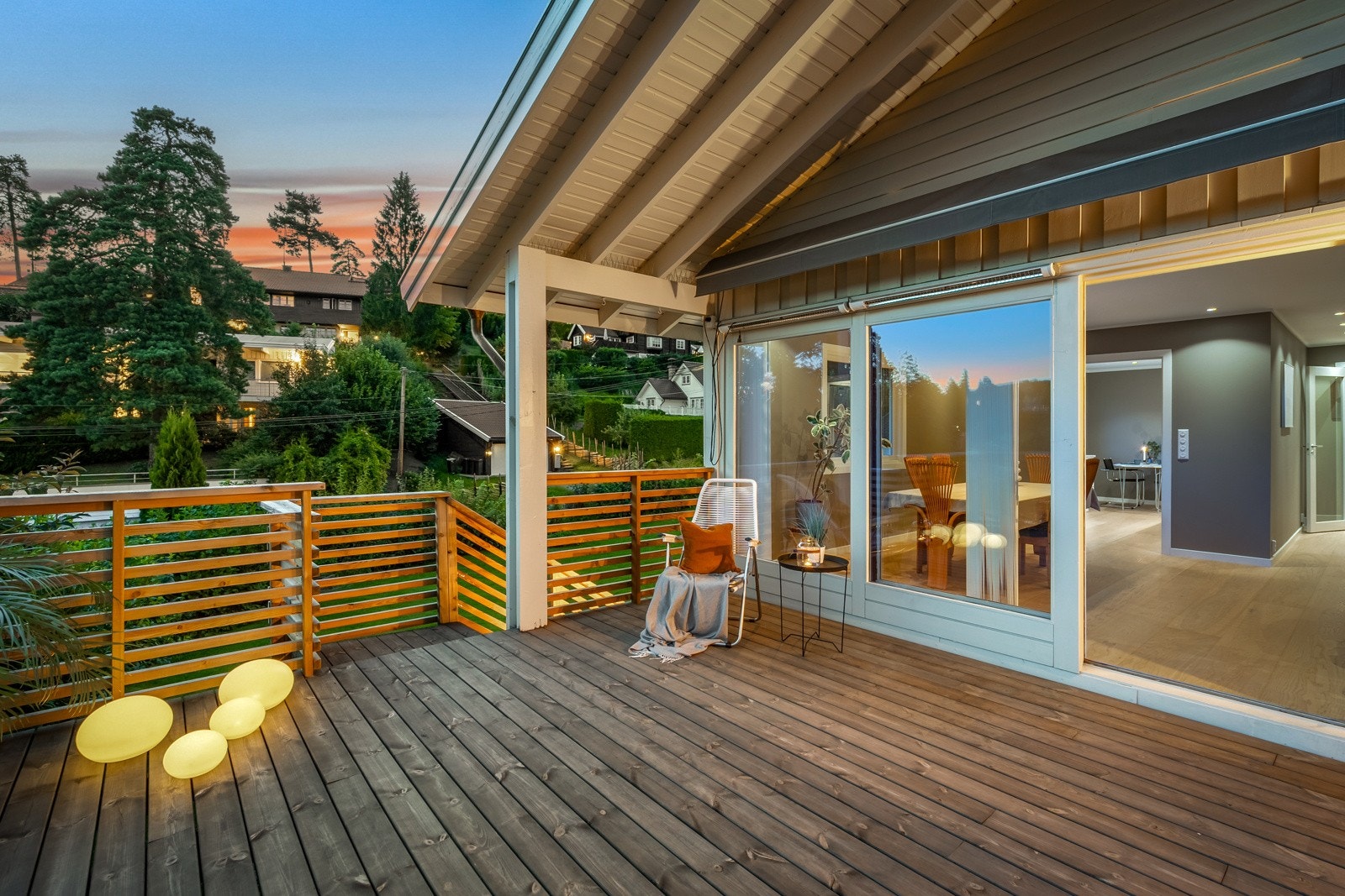 Terrassen er på hele 45m² og har rikelig med plass til utemøblement etter ønske Galleribilde