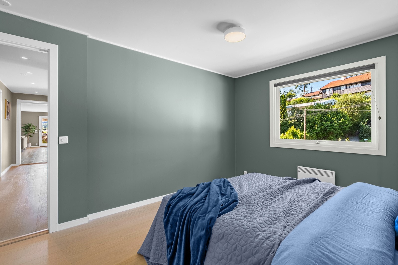 Soverommet er malt i luftige, tidsriktige farger og skaper en god atmosfære. Vindu vender ut mot Myrveien Galleribilde