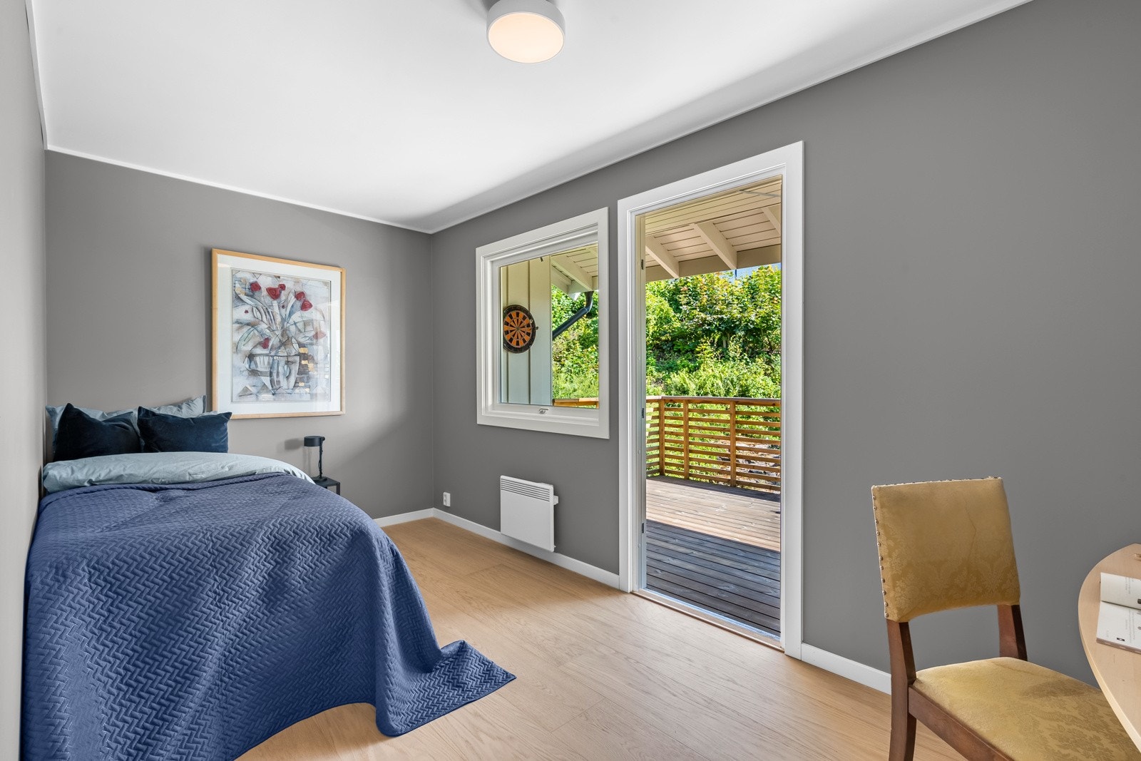 Soverom to er også av god størrelse og har utkomst til terrasse nummer to Galleribilde