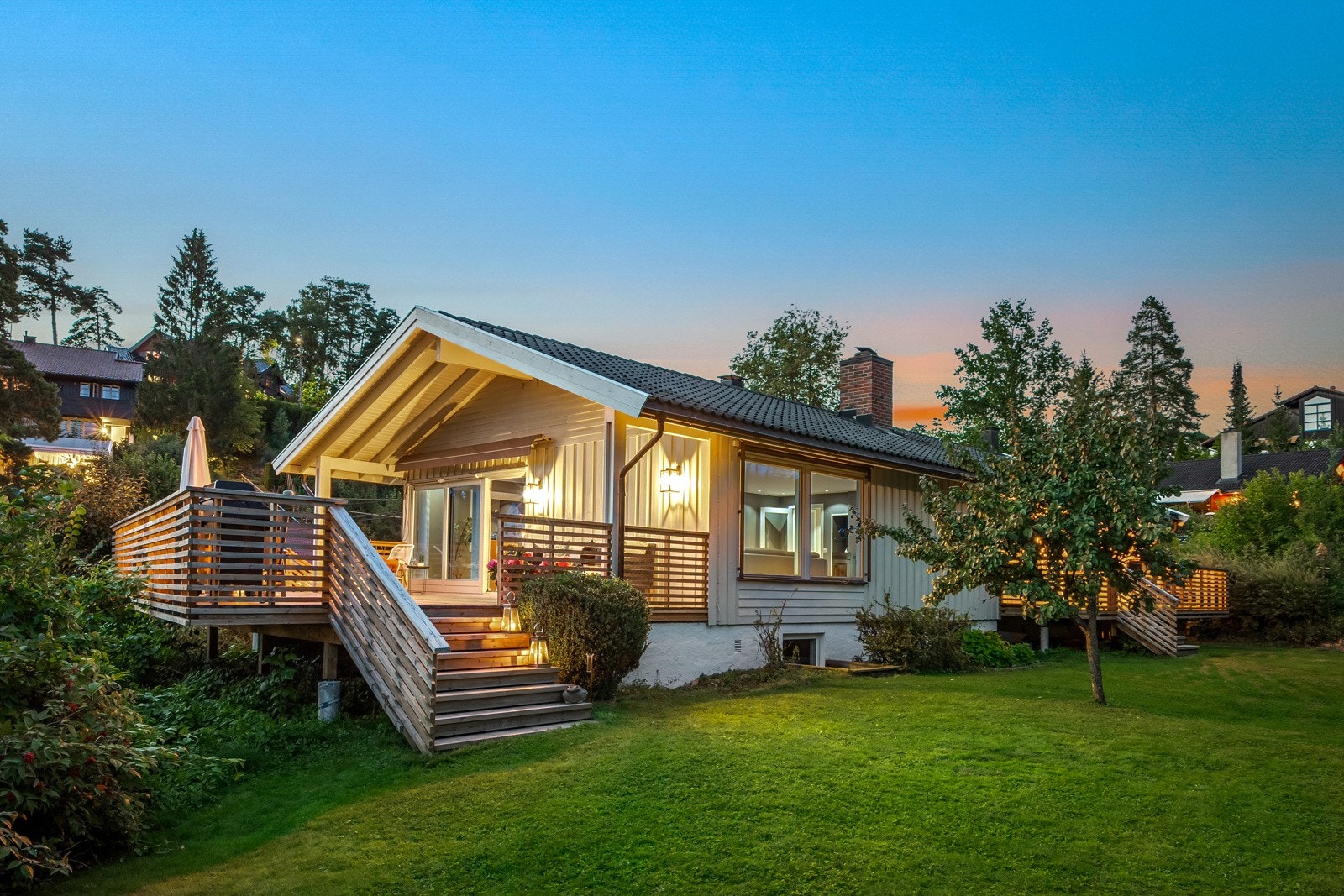 Her får du 2 terreasser av god størrelse med flotte solforhold og møbleringsalternativer. Hagen er lettstelt (robotklipper rundt hele huset). Galleribilde
