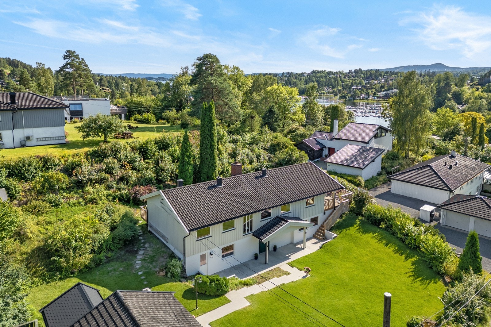 I tillegg har boligen egen garasje med bod, målt til ca. 40m² Galleribilde