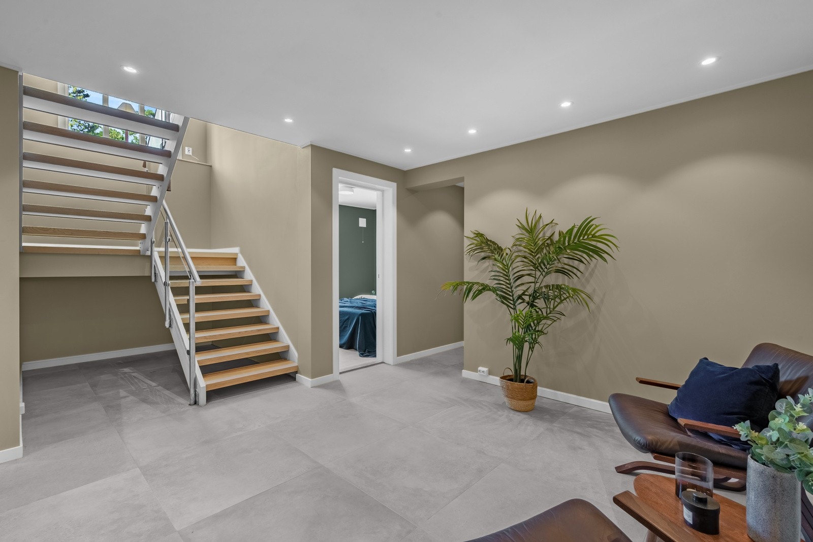 Entréen skaper et lyst og innbydende førsteinntrykk når man kommer inn i boligen Galleribilde