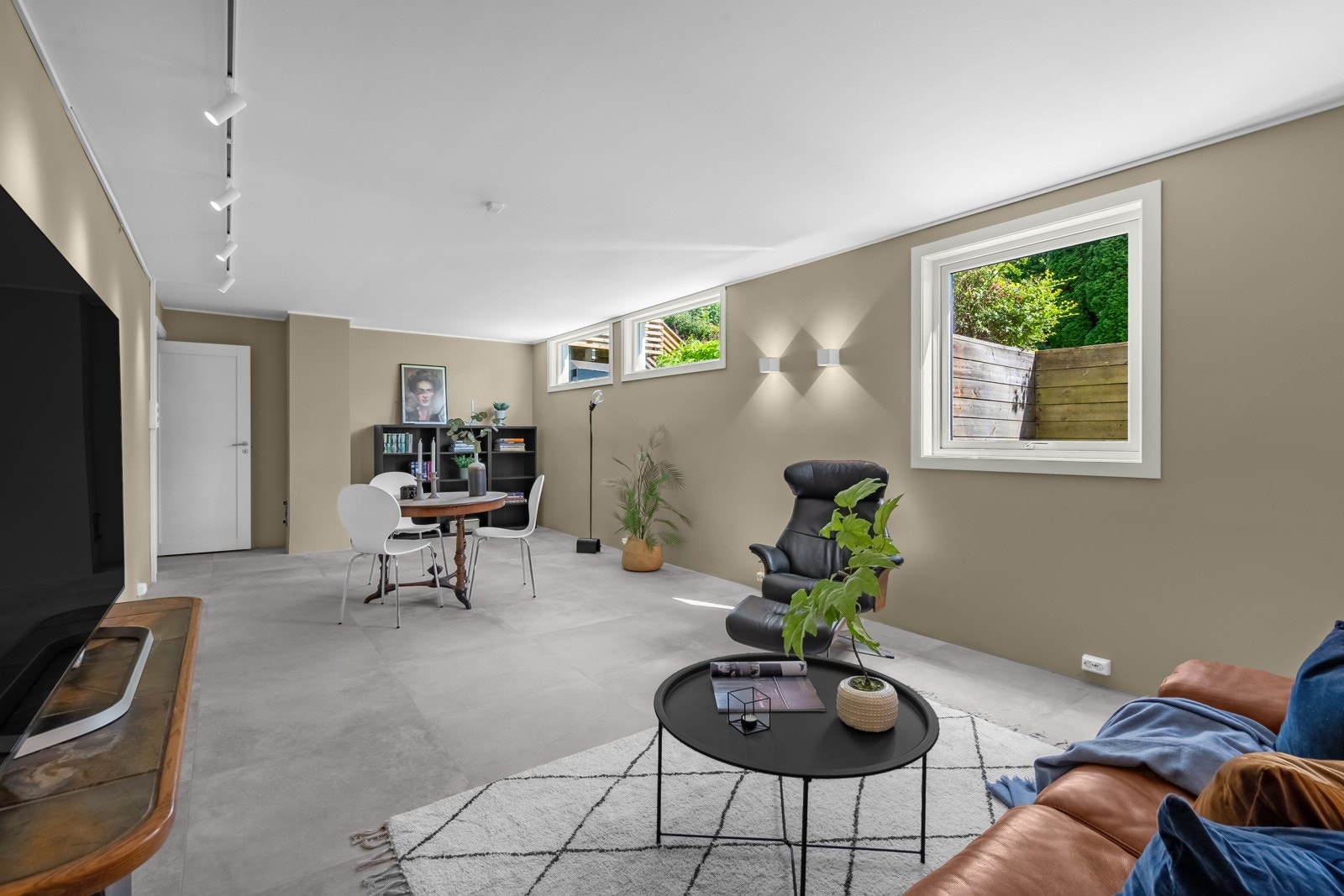 Her har du god plass til sofagruppe, spisebord og annet møblement Galleribilde