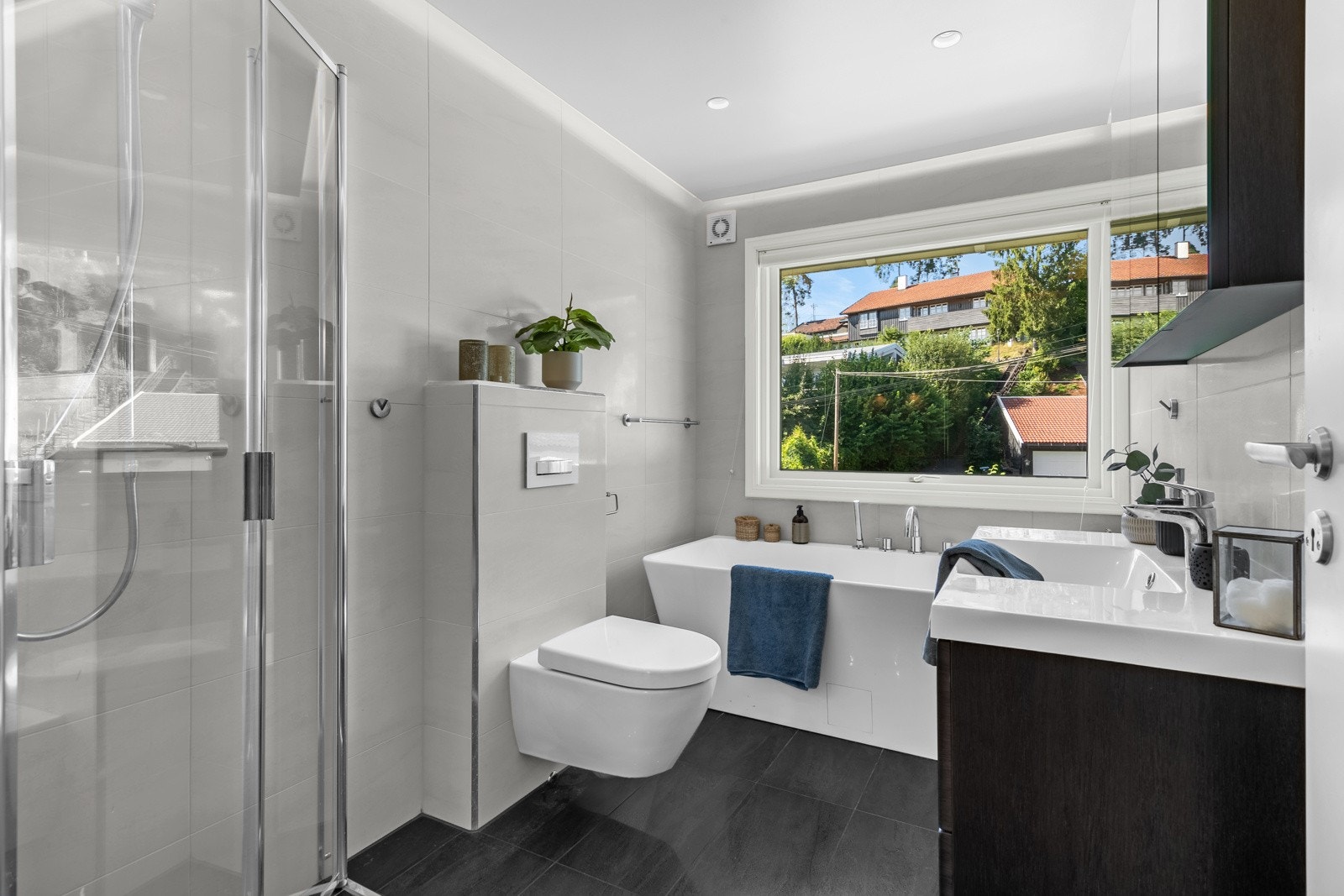 I hovedetasjen finner du også ett lekkert, flislagt baderom som ble pusset opp i 2019, med dusjhjørne, tidsriktig innredning og vegghengt toalett Galleribilde