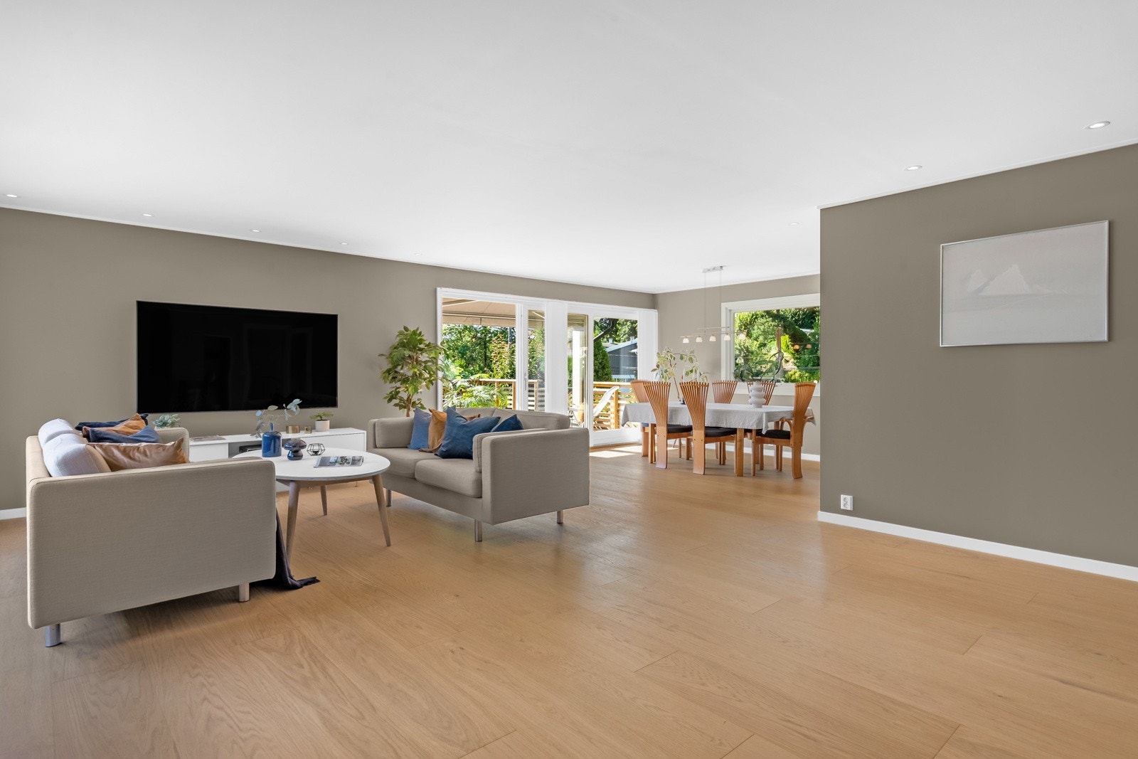 Myrveien 36 A er en tiltalende og innholdsrik enebolig fordelt over 2 plan Galleribilde