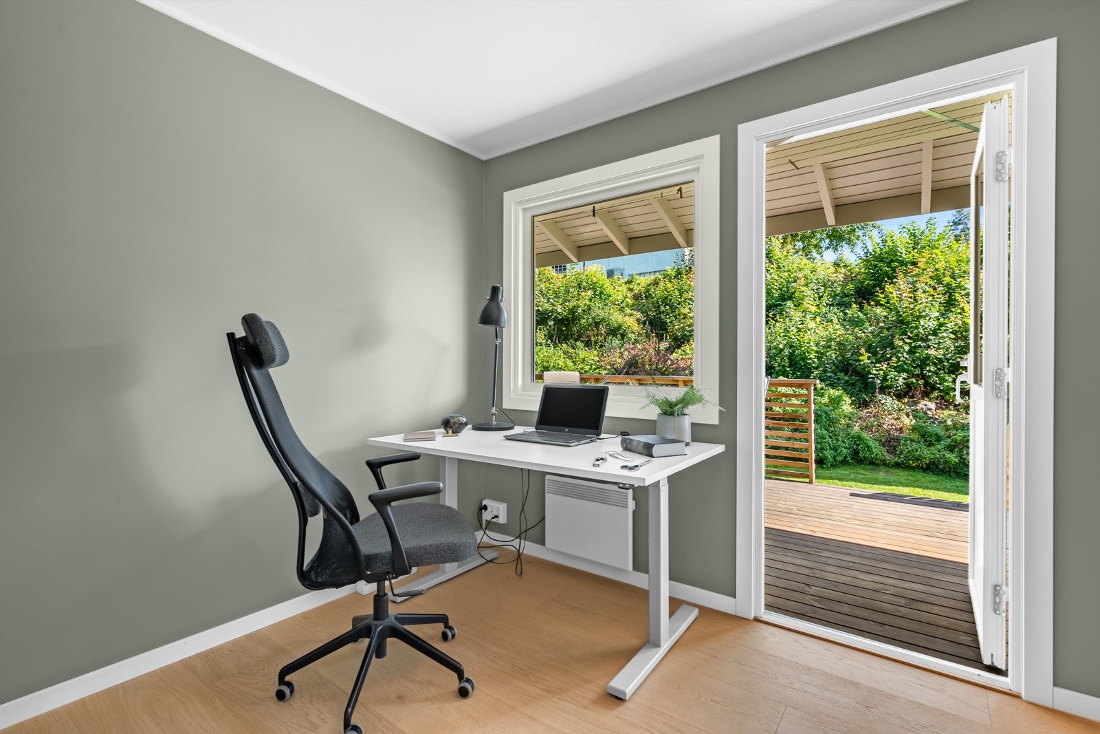 Soverom 3 er i dag brukt som kontor. Her har du også plass til seng og garderobeløsning Galleribilde