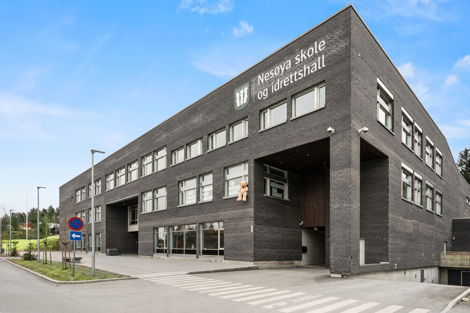 Nesøya Skole og idrettshall ligger kun en kort spasertur fra eiendommen Galleribilde