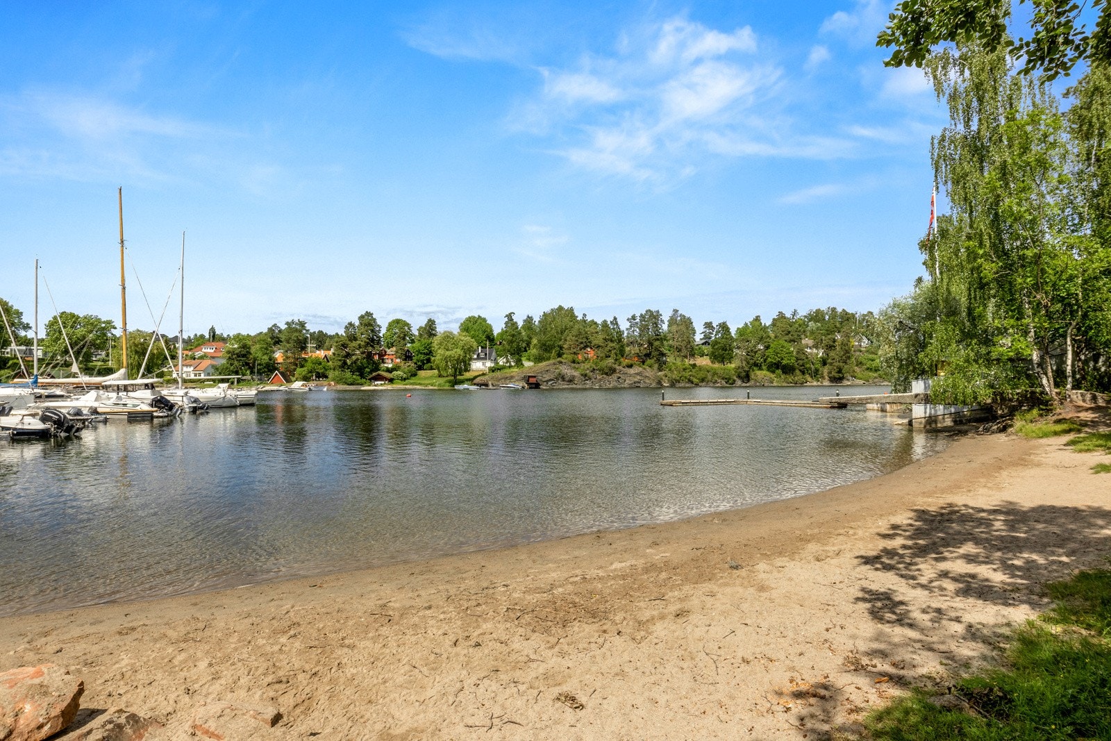 Her bor du med umiddelbar nærhet til en rekke strender, flotte turområder og generelt vakre omgivelser Galleribilde