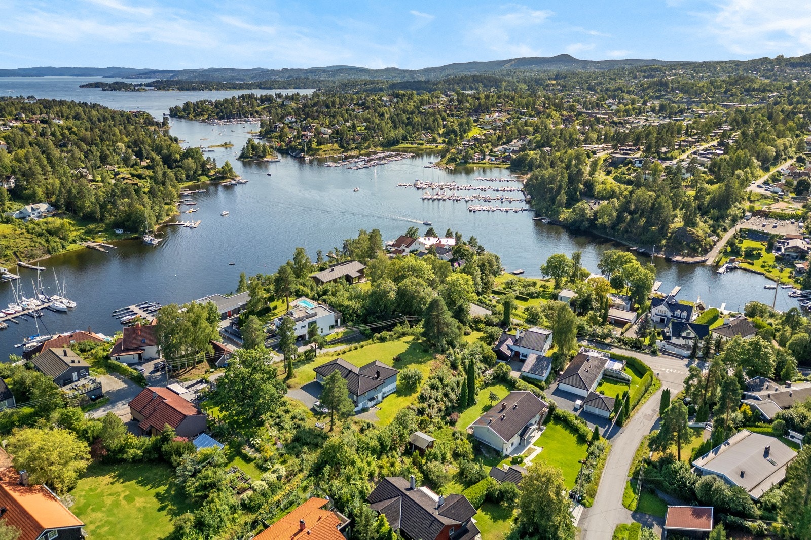 Eiendommen ligger flott til nært sjøen på Neøya Galleribilde