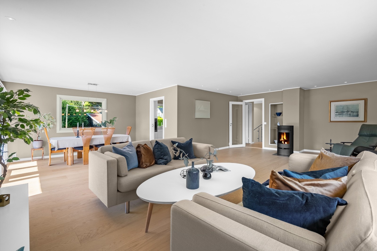 Stuen har en koselig peisovn for en lun og økonomisk oppvarming av oppholdsrommet. I tillegg har du deilig gulvvarmefolie med termostat Galleribilde