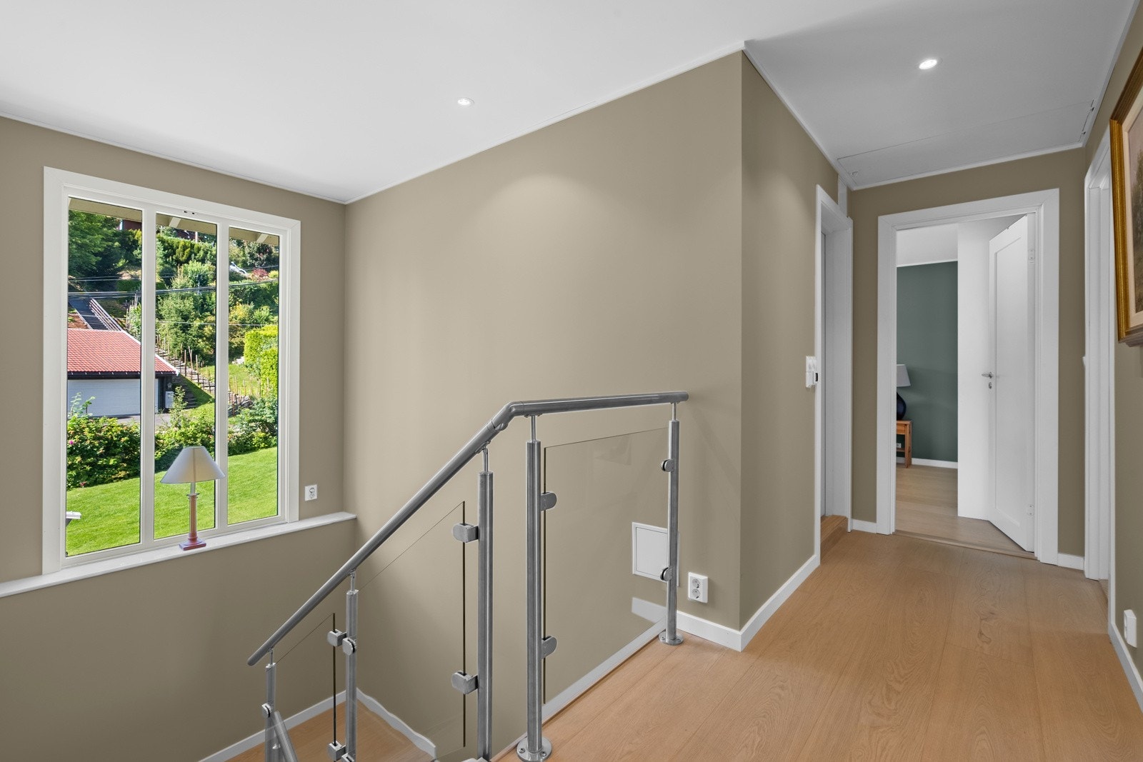 Videre har du tilkomst via trapp til 1.etasje hvor du finner entré, soverom, baderom, vaskerom og hybel Galleribilde