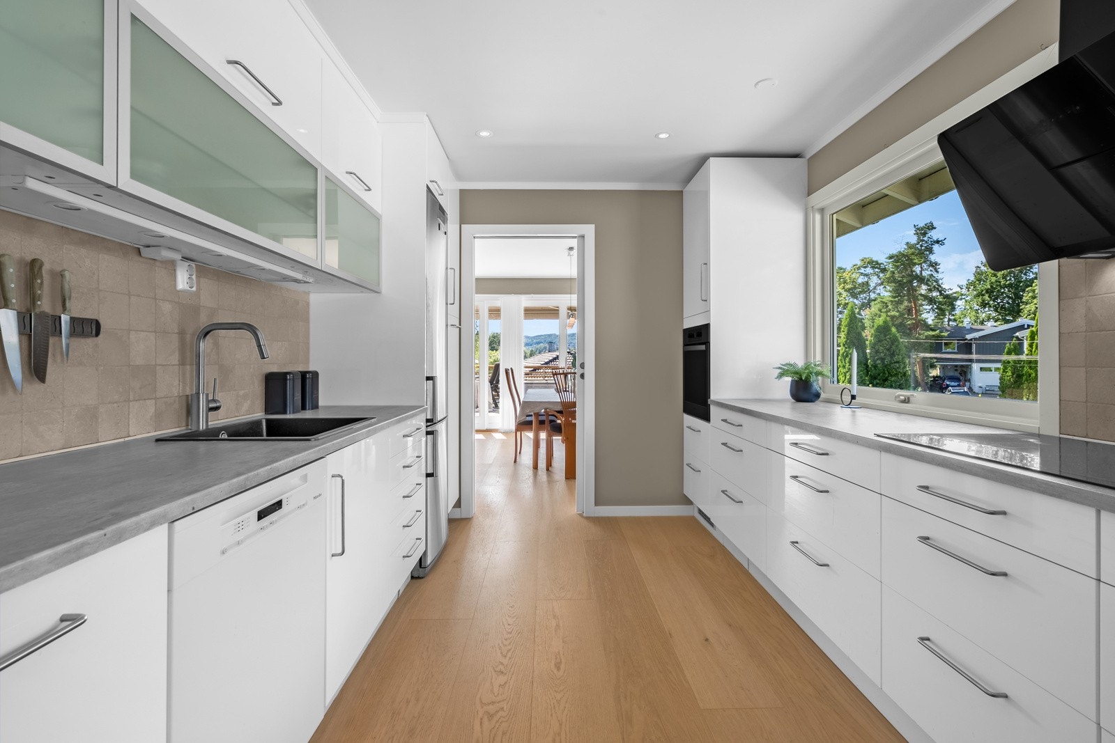 Over- og underskap for oppbevaring og rikelig med benkeplass til matlaging. Opplegg for platetopp, oppvaskmaskin, stekeovn og kjøl/fryseskap Galleribilde